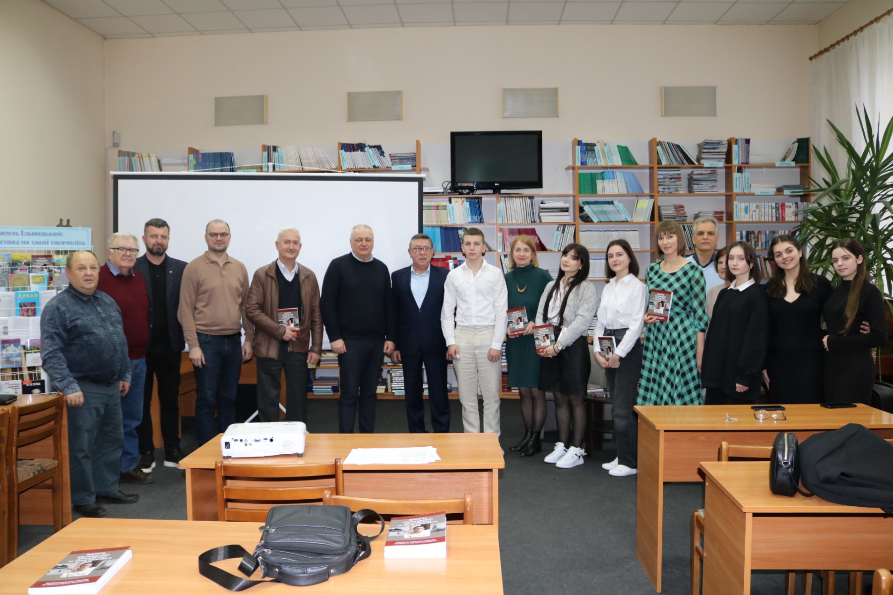 Презентація бібліографічного покажчика «Василь Ільницький: журналістика на зламі тисячоліть», присвяченого 65-річчю відомого закарпатського журналіста та публіциста.